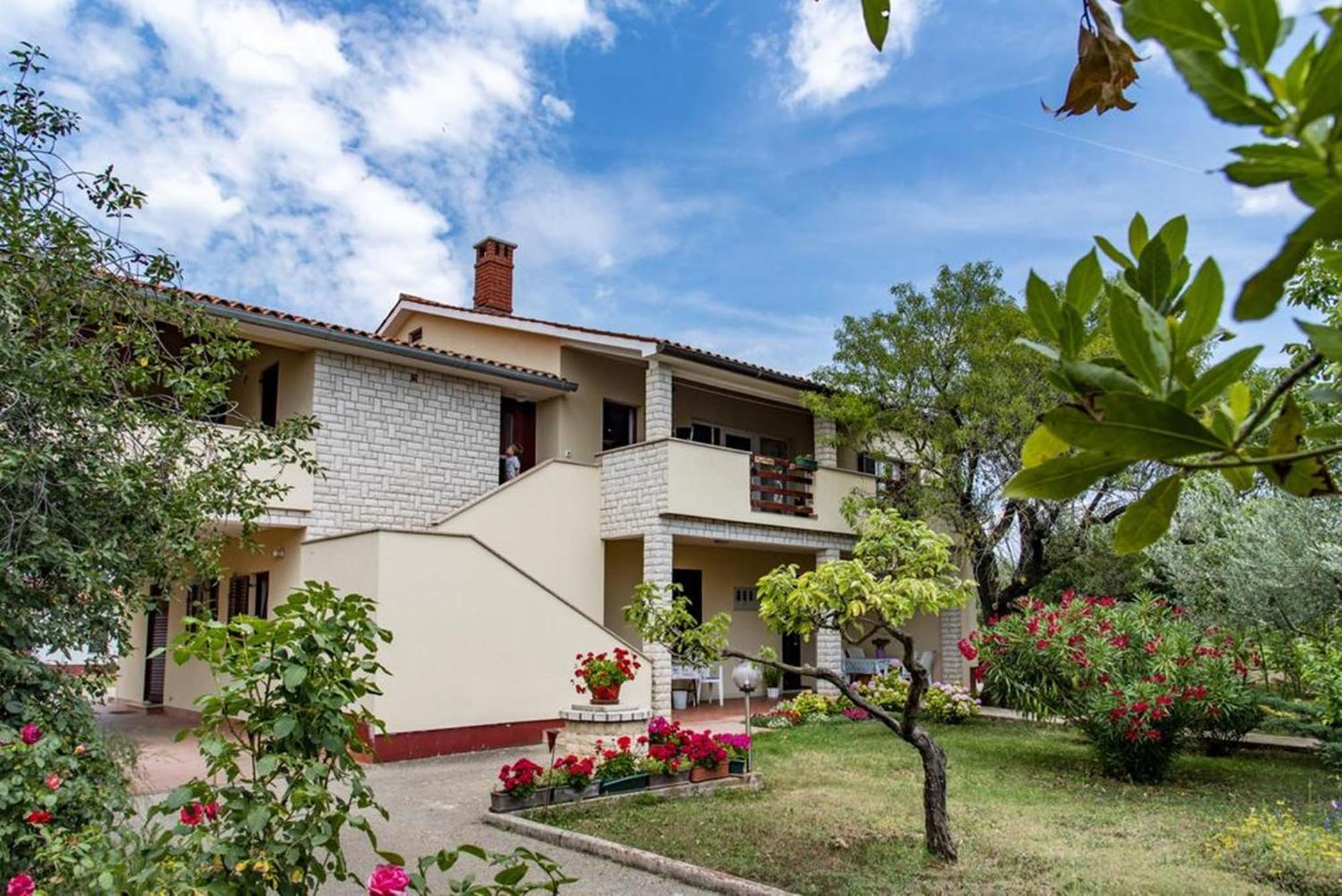 Flower Garden Rhapsody - Modern Family Apartments Near Fazana Exterior photo