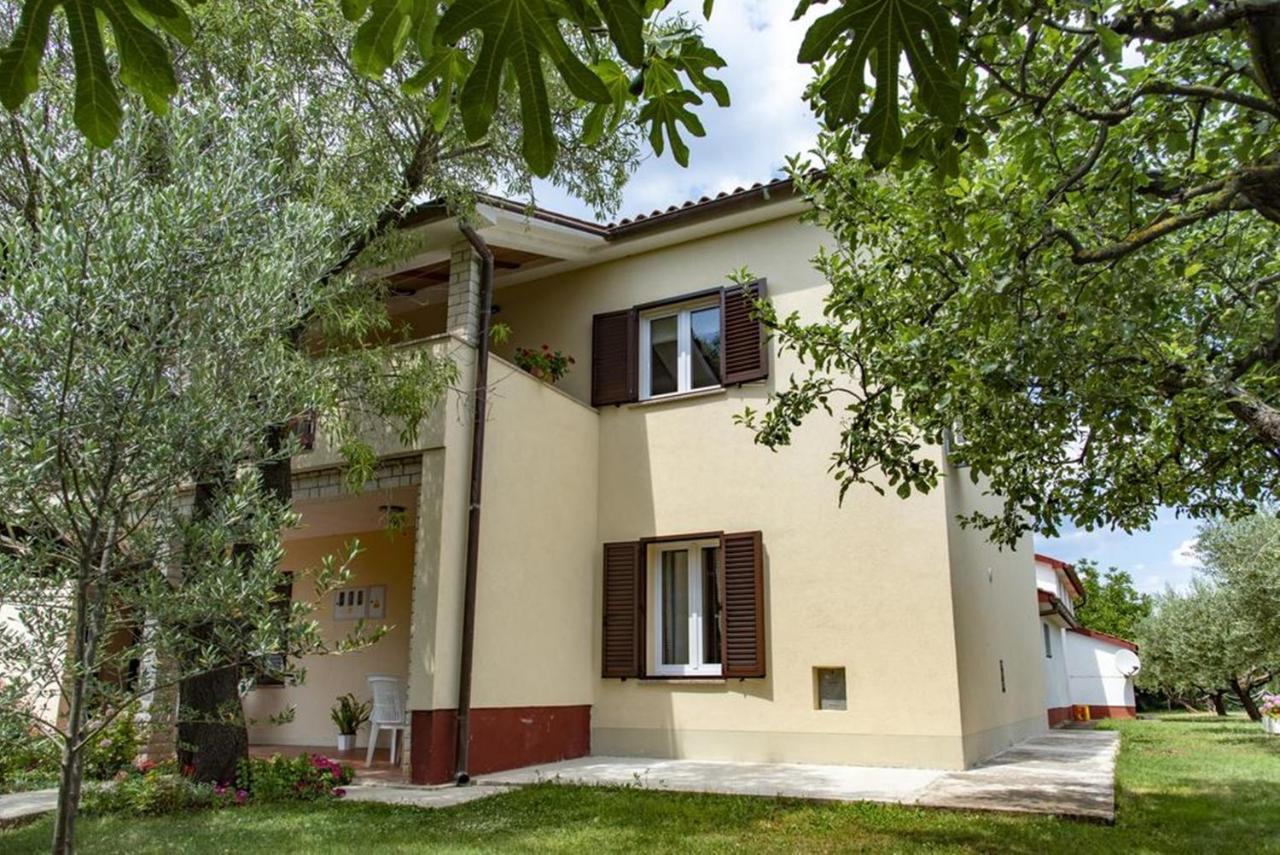 Flower Garden Rhapsody - Modern Family Apartments Near Fazana Exterior photo